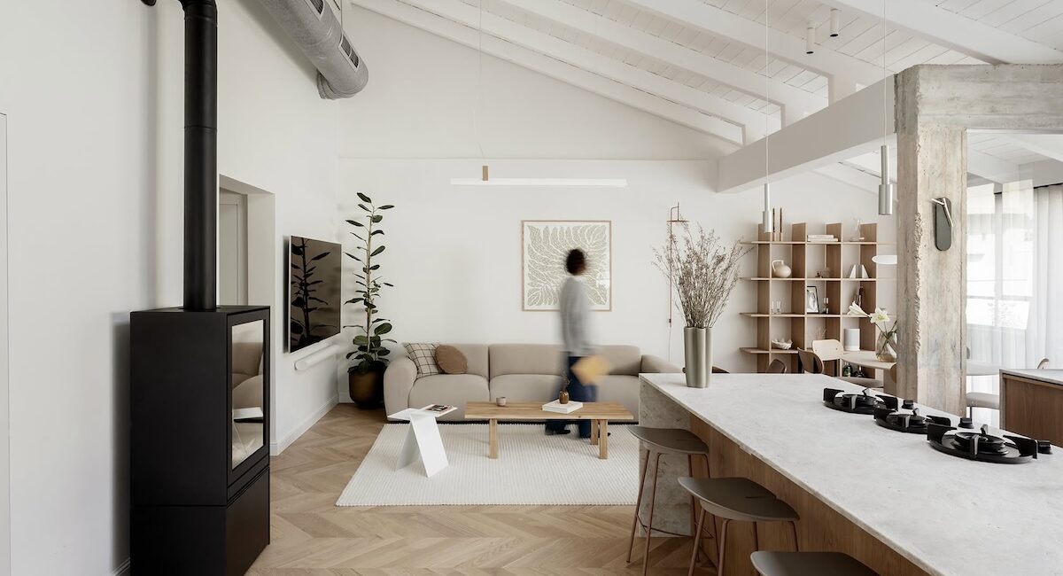 japandi-living-room.jpg | סלון בעיצוב ג'פנדי עם ספה נמוכה בגוון שמנת ושולחן עץ כהה