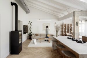 japandi-living-room.jpg | סלון בעיצוב ג'פנדי עם ספה נמוכה בגוון שמנת ושולחן עץ כהה