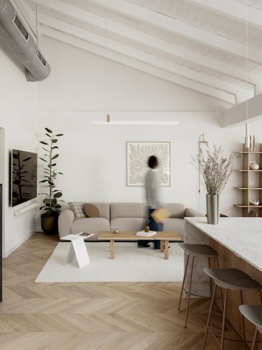 japandi-living-room.jpg | סלון בעיצוב ג'פנדי עם ספה נמוכה בגוון שמנת ושולחן עץ כהה