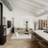 japandi-living-room.jpg | סלון בעיצוב ג'פנדי עם ספה נמוכה בגוון שמנת ושולחן עץ כהה